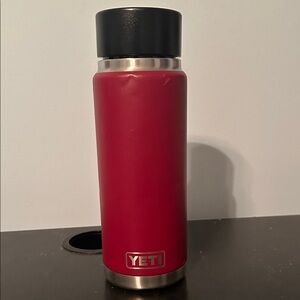YETI 26oz harvest red water bottle w thermos top